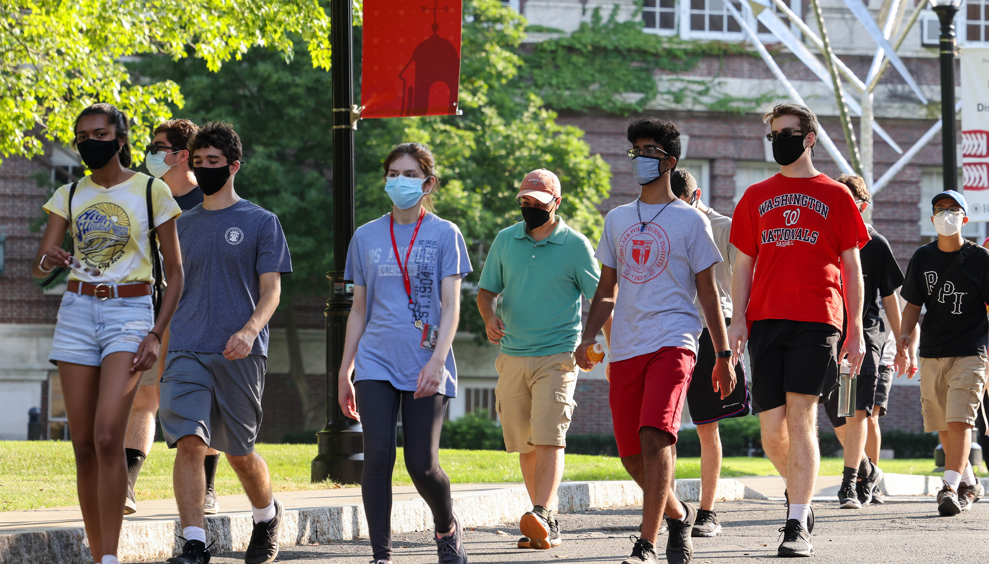 Students wearing face masks walking on the Rensselaer Polytechnic Institute campus